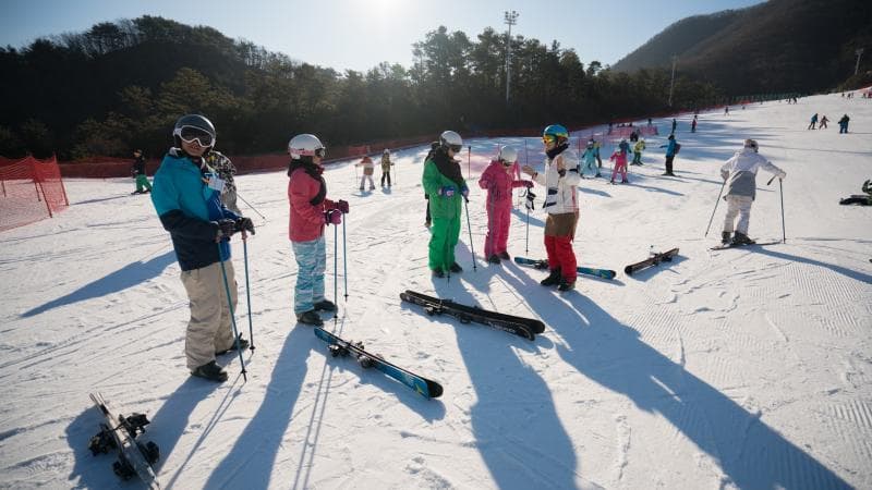 Banyak siswa sekolah yang pergi ke resor ski saat musim dingin di Korea. (Vietjetair)