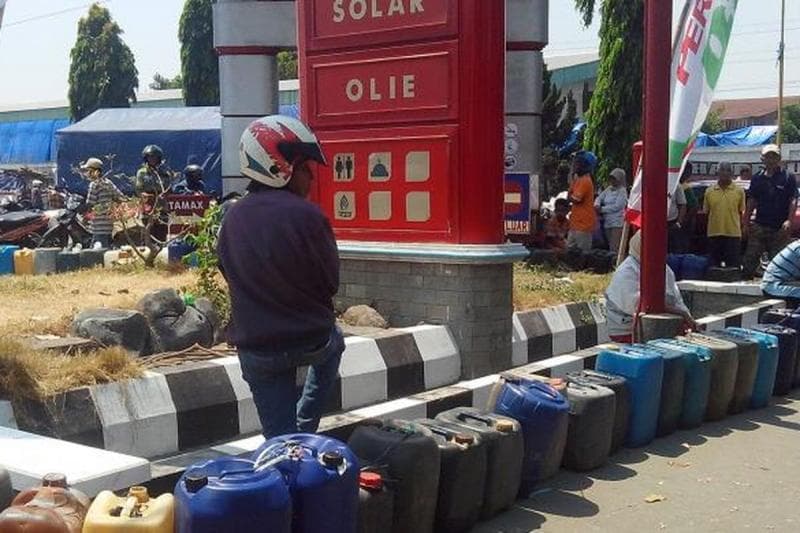 Hanya pemilik surat rekomendasi yang bisa beli Pertalite dengan jeriken. (Kompas/Agus Fauzul Hakim)