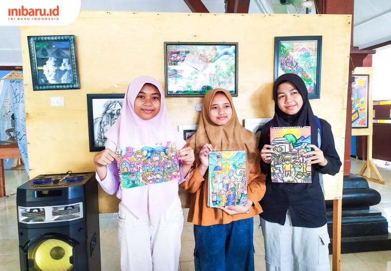 Hasil karya pelajar SMPN 1 Tayu saat mengikuti acara melukis bersama para seniman Pati. (Inibaru.id/ Rizki Arganingsih)