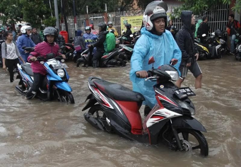 Jangan asal menyalakan sepeda motor yang mati karena banjir. (Liputan6/Arya Manggala)