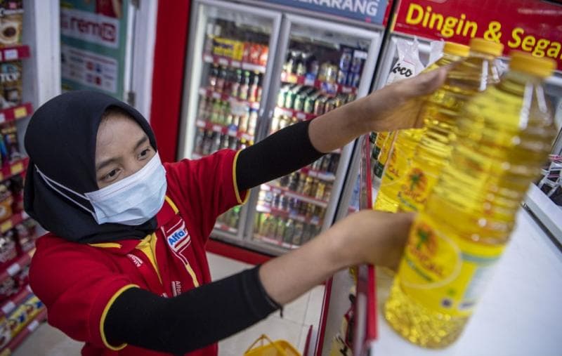 Pekerja minimarket adalah salah satu yang jarang libur meski ada libur Nasional. (Antara/Nova Wahyudi)