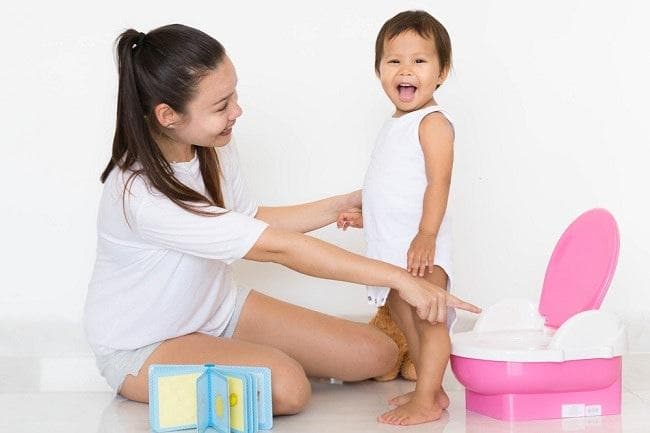 Orang tua harus mempersiapkan mental untuk membimbing anak toilet training. (Alodokter)