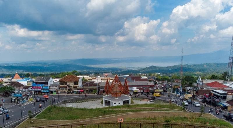 Pemandangan Rawa Pening dan Gunung Merbabu dari Alun-Alun Bandungan. (Kompas/Anggara Wikan Praasetya)