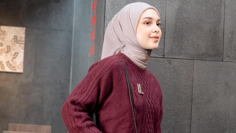 Warna burgundy sangat cocok dipakai untuk baju Lebaran 2025. (Istimewa)