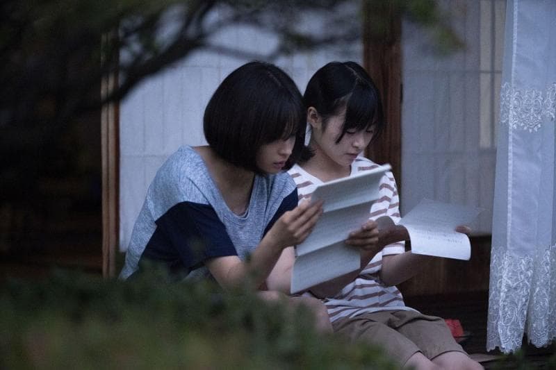 Film 'Last Letter' versi Jepang yang dibintangi Suzu Hirose dan Nana Mori. (TOHO)