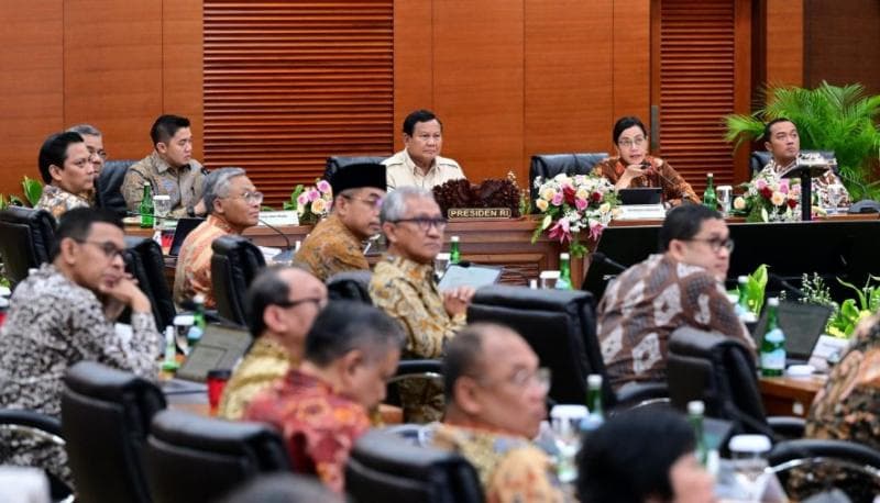 Presiden Prabowo Subianto saat mengadakan rapat di Kantor Kemenkeu yang menghasilkan revisi aturan PPN 12 persen. (BPMI Setpres/Muchlis Jr)