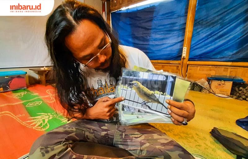 Setyawan Rahayu atau yang akrab disapa Wawan sedang memperlihatkan foto burung Pleci Mata Putih, satwa khas Pegunungan Muria yang terancam punah. (Inibaru.id/ Imam Khanafi)