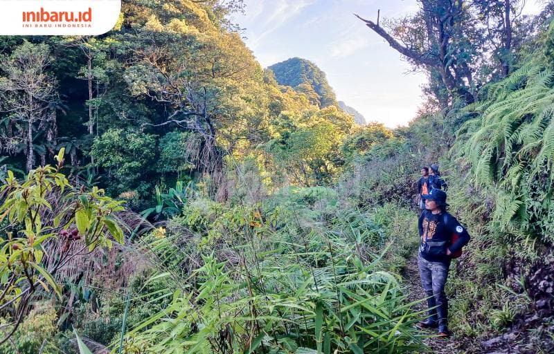 Wawan dengan teman-teman dari Peka Muria tengah melakukan pengamatn burung dan pendataan di Pegunungan Muria (Inibaru.id/ Imam Khanafi)