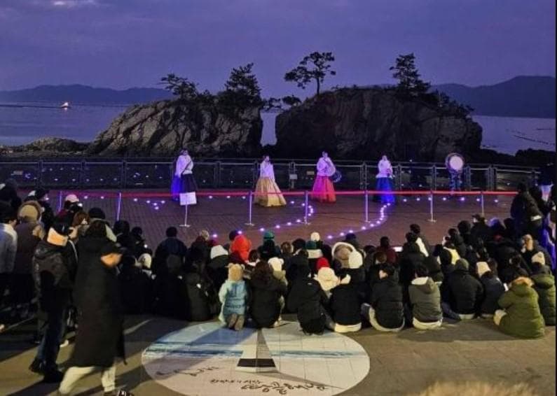 Warga setempat melihat festival pergantian tahun di Ttangkkeut. (Visitkorea)