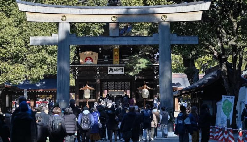 Di dunia nyata, warga Jepang melakukan hatsumode untuk merayakan Tahun Baru. (AFP/Richard Brooks)