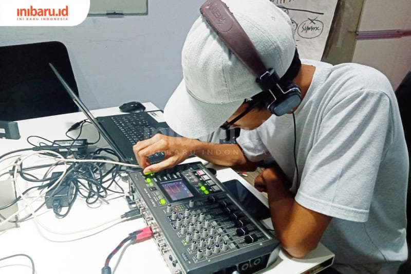 Banyak peralatan yang dibutuhkan agar pengajian daring lancar! (Inibaru.id/ Zulfa Anisah)