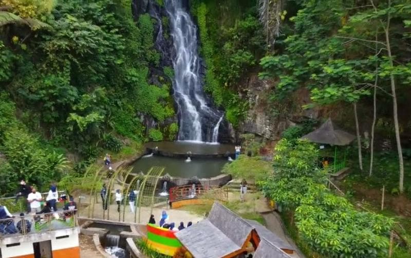 Air Terjun Sumuran Seloprojo ada di ketinggian 1.100 mdpl. (YouTube/Ungaran Drone)