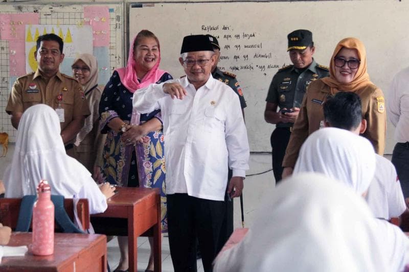 Menteri Pendidikan Dasar dan Menengah (Mendikdasmen), Abdul Mu’ti saat meninjau pelaksanaan program Makan Bergizi Gratis (MBG) perdana di SMP Negeri 12, Kota Semarang. (Sindonews/Ahmad Antoni)