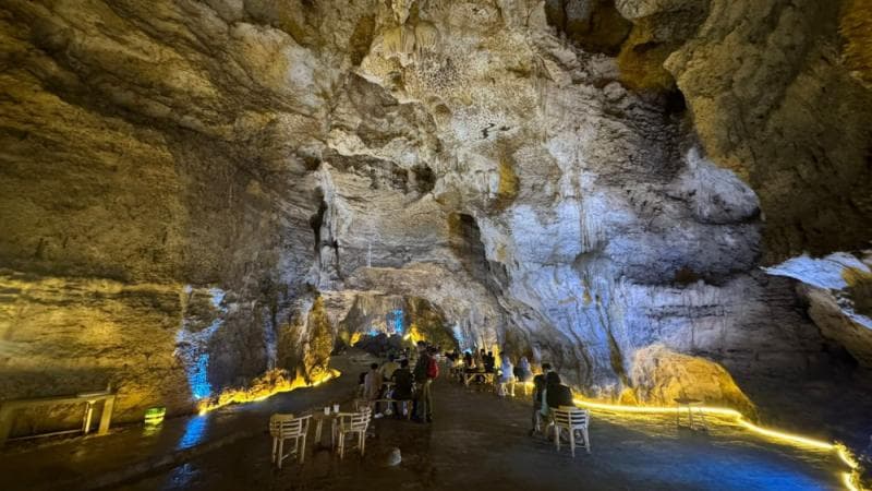 Kafe di dalam Gua Terawang Todanan di Kabupaten Blora, Jawa Tengah. (Beritabojonegoro)