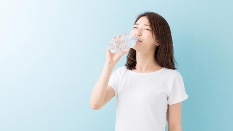 Ilustrasi orang minum (orami)