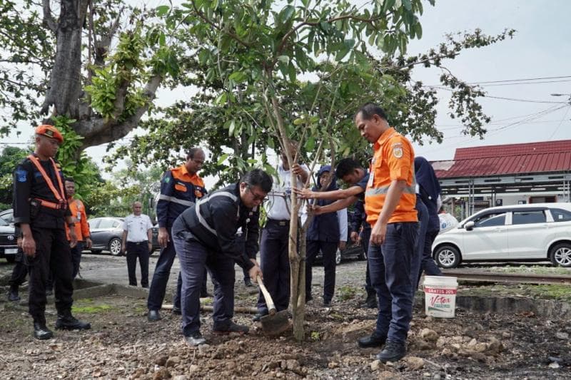 KAI Daop 4 Semarang menanam 50 pohon dalam rangka memperingati Gerakan Satu Juta Pohon pada Jumat (10/1/2025). (via Awall)&nbsp;