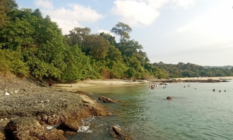 Pulau Kunti saat masih boleh dimasuki manusia. (Googleuser/Indra Gunawan)