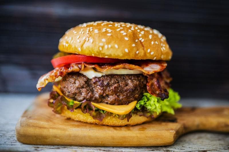 Menguak sejarah hamburger. (Shutterstock/Gorillaimages)