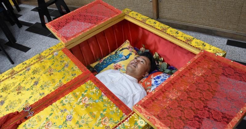 Cegah Bunuh Diri, Kafe di Jepang Sediakan Peti Mati untuk Merenung