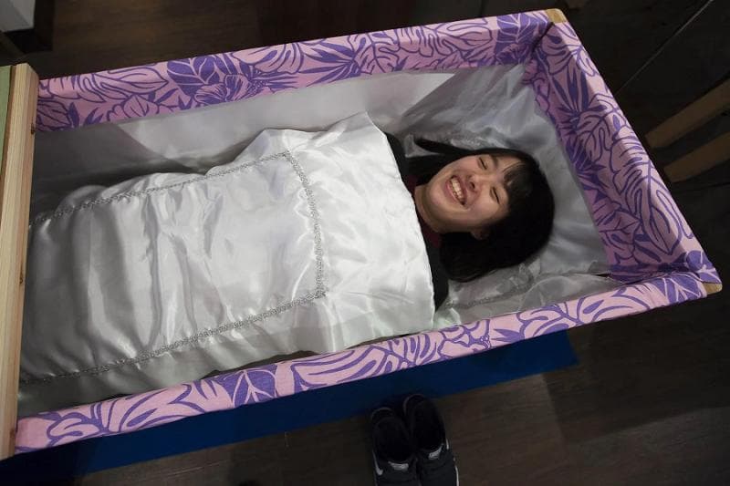 Di dalam peti mati, kita bisa merenung dan mencari sudut pandang lain dari kehidupan. (Bloomberg/Minami yui)