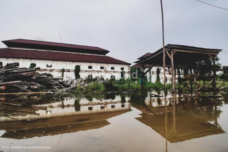 Terus tergenang air serta dipenuhi puing-puing bangunan membuat sebagian besar bangunan Penjara Mlaten nggak lagi bisa digunakan dan sulit direvitalisasi.&nbsp;