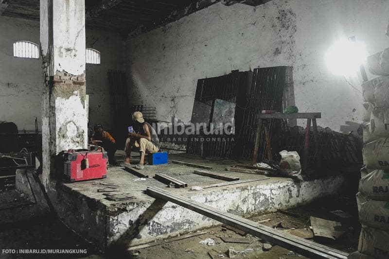 Beberapa pekerja proyek tengah merevitalisasi bangunan lama Penjara Mlaten yang masih bisa terselamatkan.