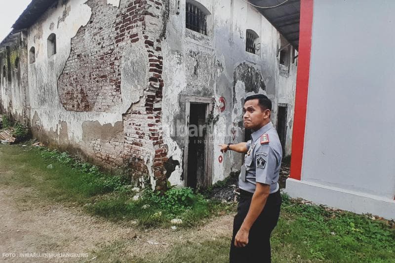 Kepala Rutan Kelas I Semarang Eddy Junaedi menunjukan bangunan bekas Penjara Mlaten sudah nggak lagi bisa digunakan.