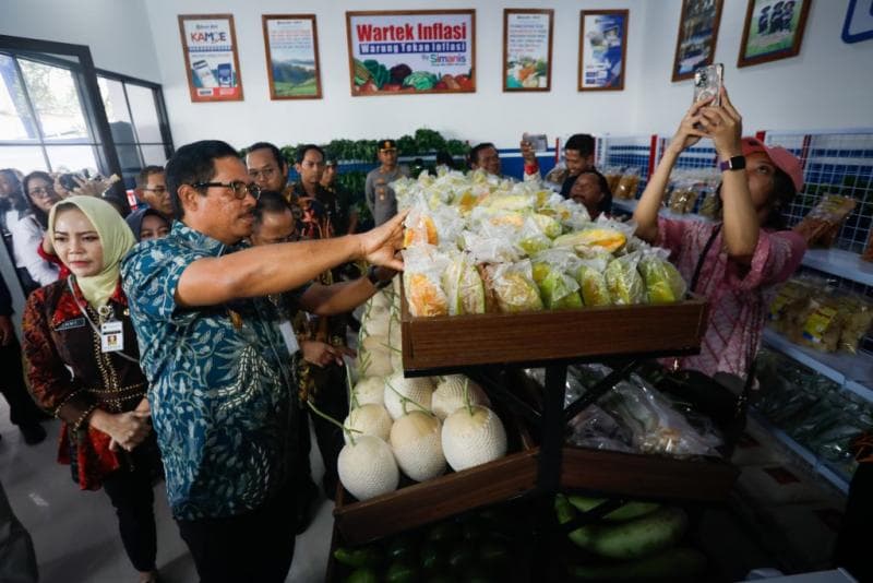 Pj Gubernur Jateng meninjau Si-Manis Mart di kompleks Pusat Kuliner Banyuono, Purwodadi, Kabupaten Grobogan, Selasa (14/1/2025). (Humas Jateng)