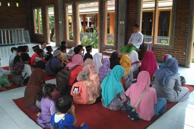 Suasana pembelajaran di TPA Prabu Kresna yang digagas Ipda Bakti Nurcahyo, seorang anggota Polres Salatiga. (Dok. Humas Polres Salatiga via Kompas)