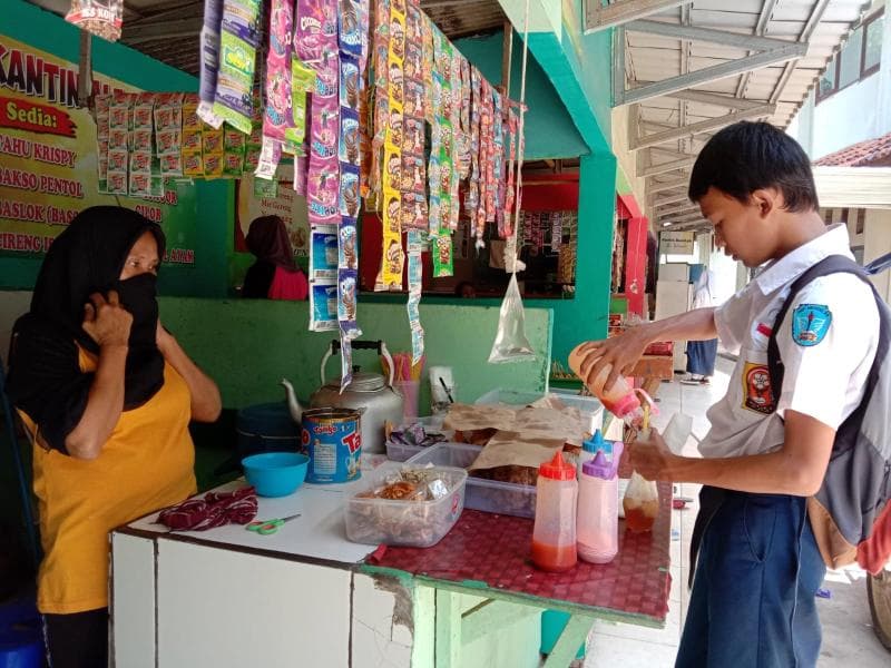 Banyak orang tua yang khawatir, tapi ada juga yang membebaskan anaknya jajan di sekolah dengan sejumlah catatan. (aliansizerowaste)