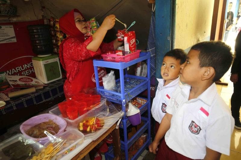 Beri kebebasan terbatas pada anak untuk membeli jajanan di sekolah. (Danone via Kompas)