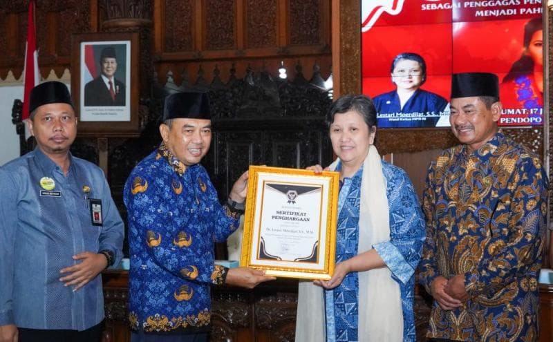 Lestari Moerdijat mendapatkan penghargaan dari Pemkab Jepara atas perjuangannya mengangkat nama Ratu Kalinyamat hingga dikukuhkan sebagai Pahlawan Nasional. (Inibaru.id)