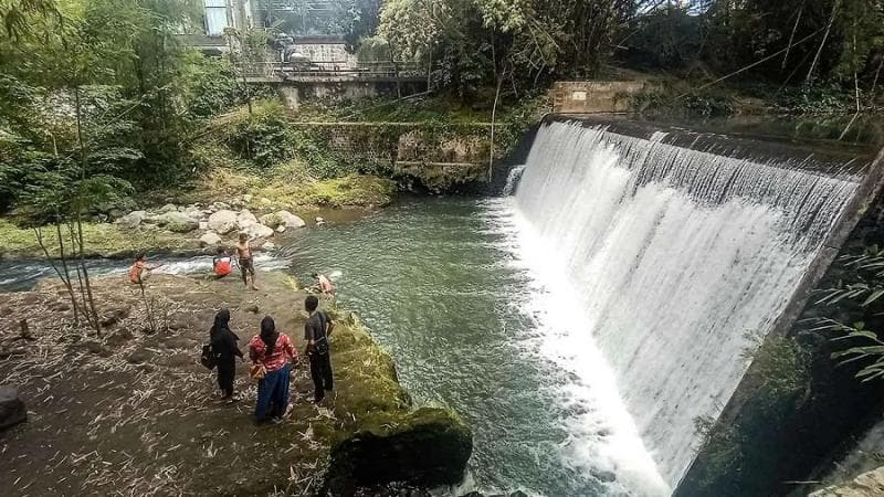 Banyak orang memancing atau sekadar leyeh-leyeh menikmati pemandangan di Green Kayen. (Radarjogja/Delima Purnamasari)