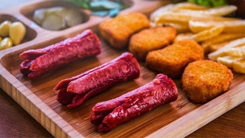 Daging olahan seperti nugget atau sosis termasuk dalam penganan nggak sehat. (Klikdokter)