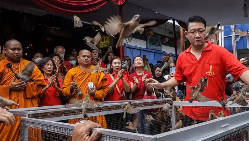 Salah satu prosesi di ritual Pao Oen, yaitu melepas burung. (Espos.Solopos/Joseph Howi Widodo)