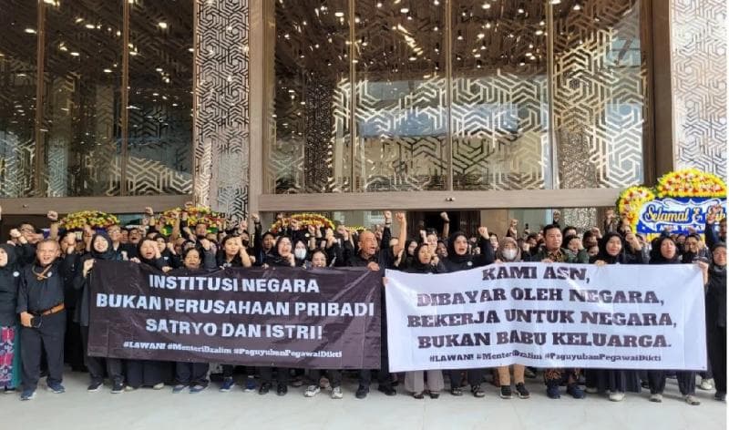 ASN Kemendikti Saintek yang menggelar demo atas kinerja Menteri Satryo Soemantri Brodjonegoro. (Akurat/Antara)