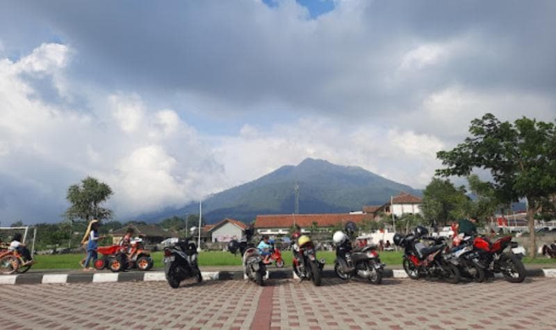 Pemandangan Gunung Ungaran di Alun-alun Sumowono. (Googleuser/Agusbudi384)