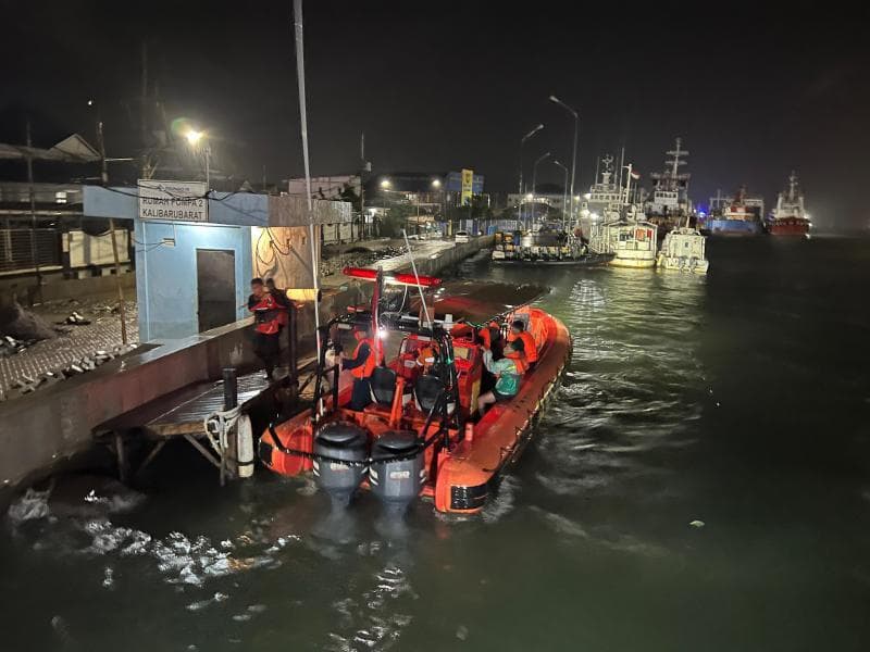 Tim Basarnas Semarang Evakuasi Tugboat yang kandas di perairan Tanjung Emas Semarang. (Humas Basarnas Semarang)