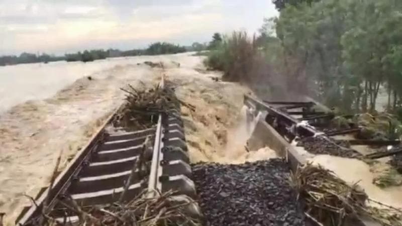 Kondisi rel di KM 32+5/7 Kabupaten Grobogan antara Stasiun Gubug sampai Stasiun Karangjati diterjang banjir. (Humas KAI)<br>