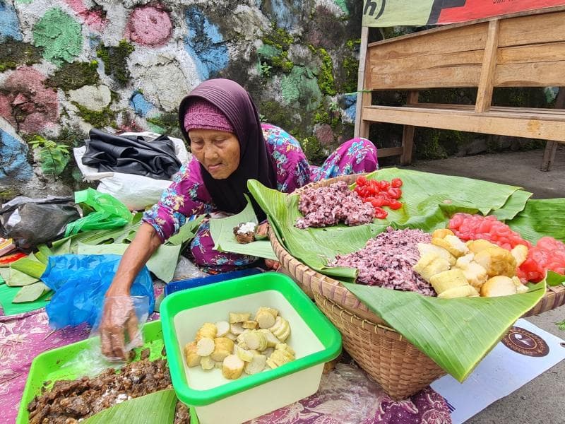 Salah seorang pedagang jajanan tradisional di Pasar Kramat Jumat Pahing Muntilan, Kabupaten Magelang. (Beritamagelang)