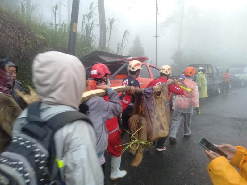 Sejumlah relawan SAR tengah mengevakuasi korban banjir bandang di Pekalongan. (Humas Basarnas)