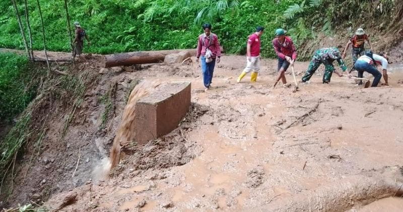 Banjir melanda sejumlah daerah di Jateng, di antaranya Brebes, Kota Tegal, Kabupaten Pekalongan, Pemalang, Kendal, Kota Semarang, Demak, dan Grobogan. (Detikjateng/Imam Suripto)