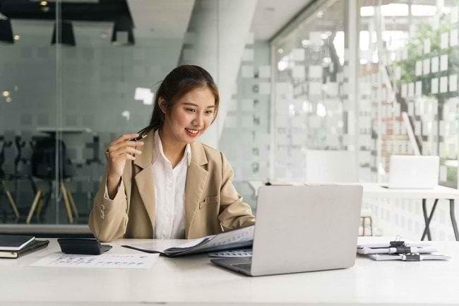 Menggunakan nomor khusus kantor membuatmu tetap fokus dalam bekerja. (via Alodokter)