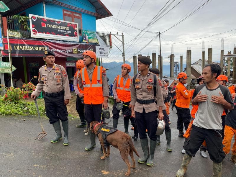 Petugas Polri tengah membawa anjing K-9 untuk melakukan pencarian korban hilang (Humas Polda Jateng)