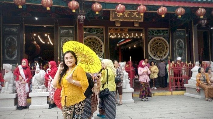 Pengunjung Pasar Semawis diharapkan mengenakan kebaya dan surjan. (Rezanda Akbar D./Tribunnews)