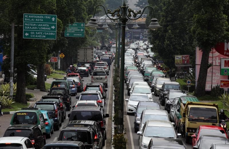 Selain Bandung, Medan, Palembang, dan Surabaya juga mengalami masalah kemacetan. (Uzone/Bagja Pratama)