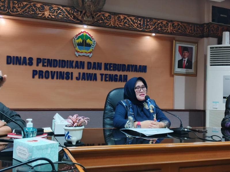 Kepala Dinas Pendidikan dan Kebudayaan Propinsi Jateng Uswatun Hasanah menyampaikan dampak kerusakan fasilitas sekolah di 11 kabupaten kota di Jateng (Inibaru.id/ Danny Adriadhi Utama)