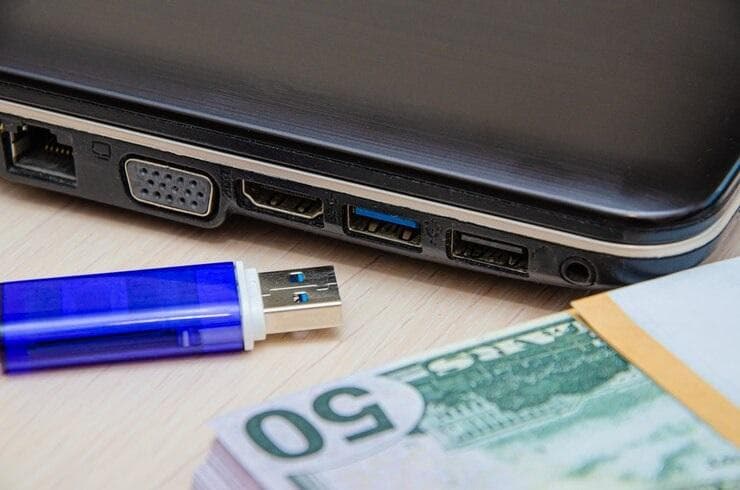 Port USB warna biru bisa mentransfer data lebih cepat. (Freepik/user15959949)