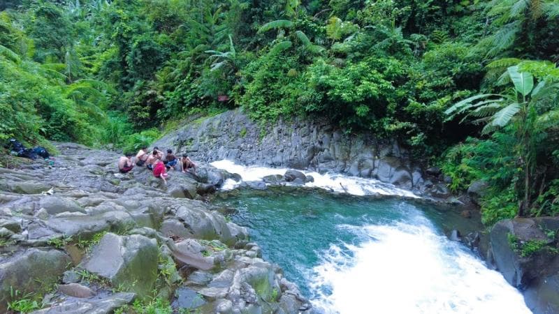 Sungai biru di Wisata Alam Bunton, Banyumas. (YouTube/Purwokerto Guidance)