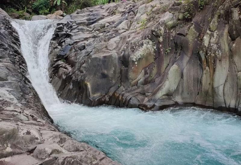 Keindahan aliran sungai biru di Wisata Alam Bunton. (Googleuser/Ridho Amee)